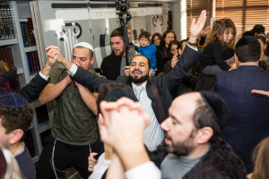 BLAKE EZRA CHAZAK HACHNASAT SEFER TORAH 0305