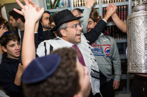 BLAKE EZRA CHAZAK HACHNASAT SEFER TORAH 0306