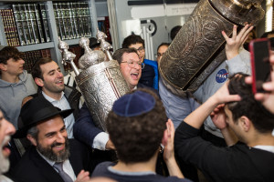 BLAKE EZRA CHAZAK HACHNASAT SEFER TORAH 0308